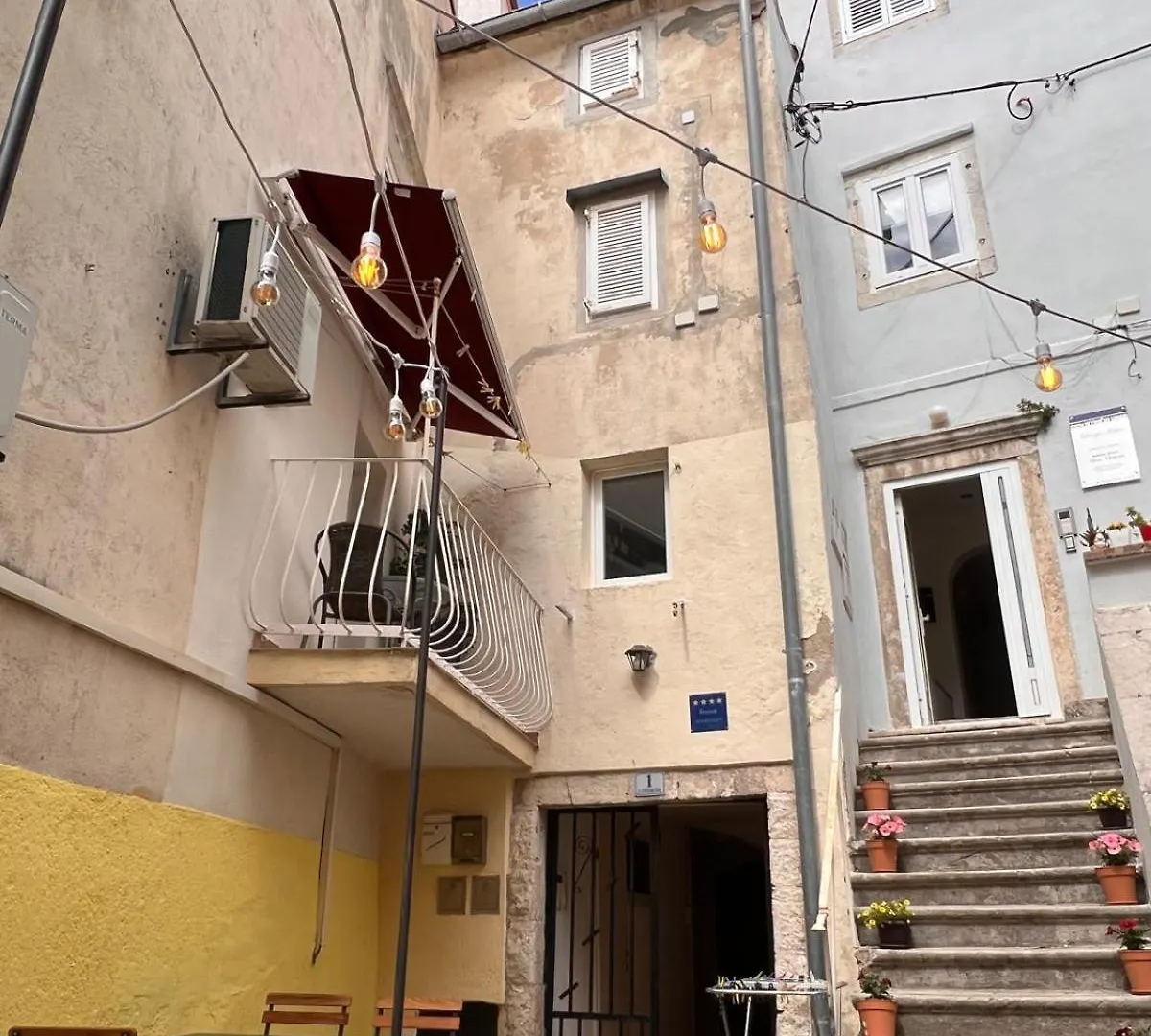 Redmandarin - Old Town Apartment Krk Town